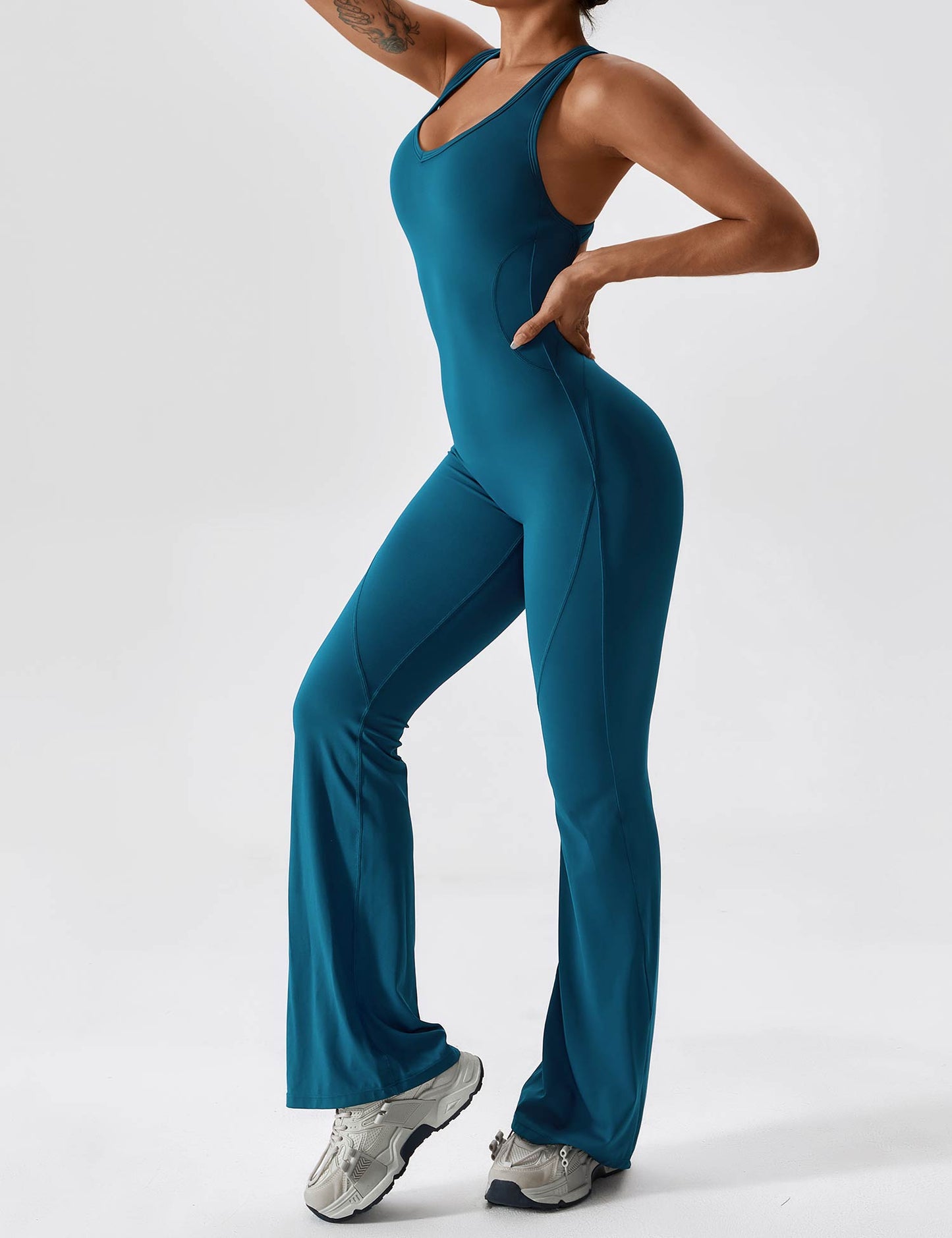 Aureya Flowy Jumpsuit met Elegante Ruglijn